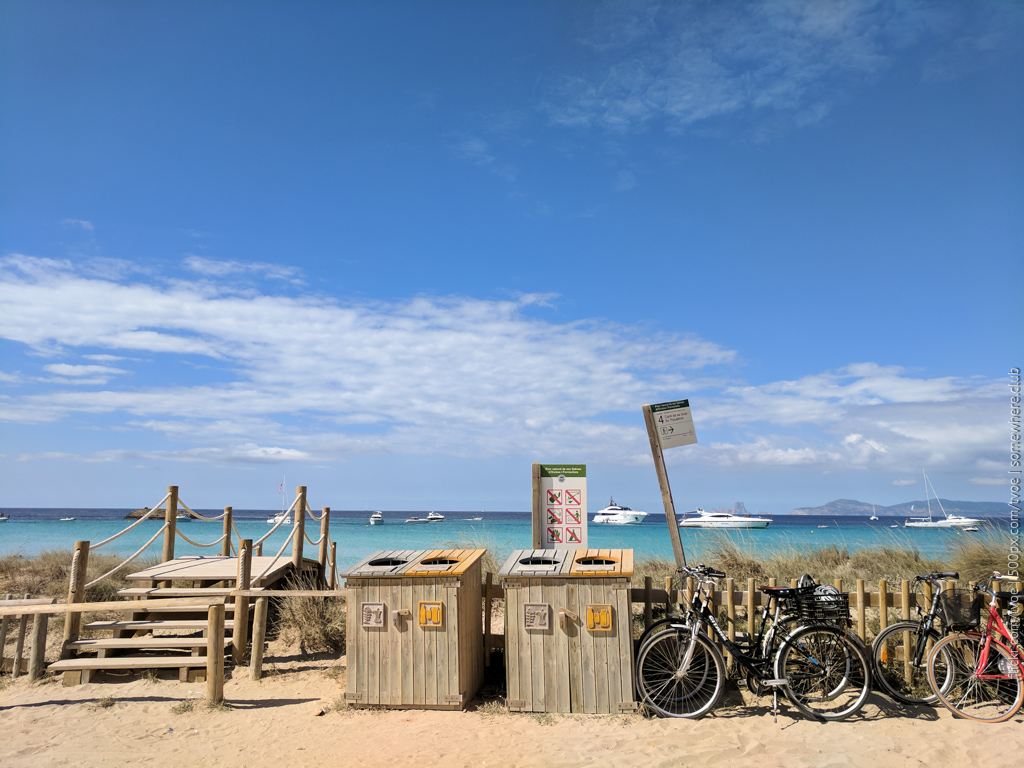 Пляж и мусорные контейнеры на Форментере